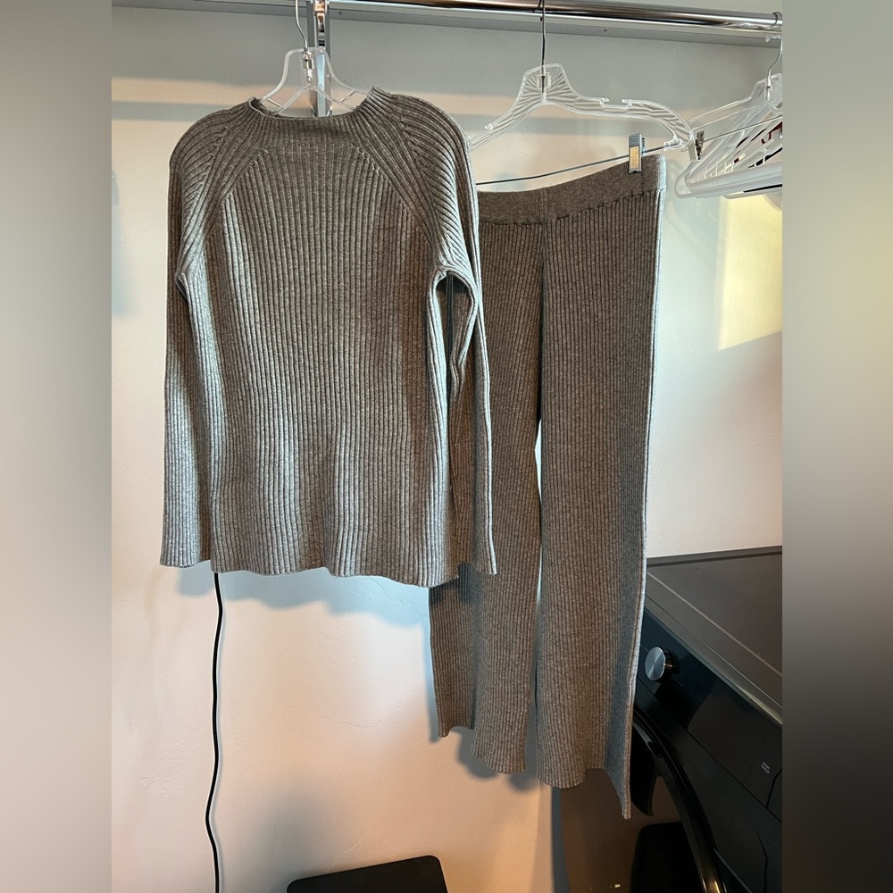 Gray ribbed 2-piece sweater set size XL
Gray color